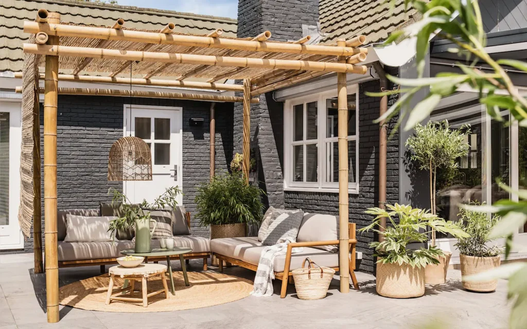 Bambus Pavillion Lys Overdækket terrasse med loungemøbler