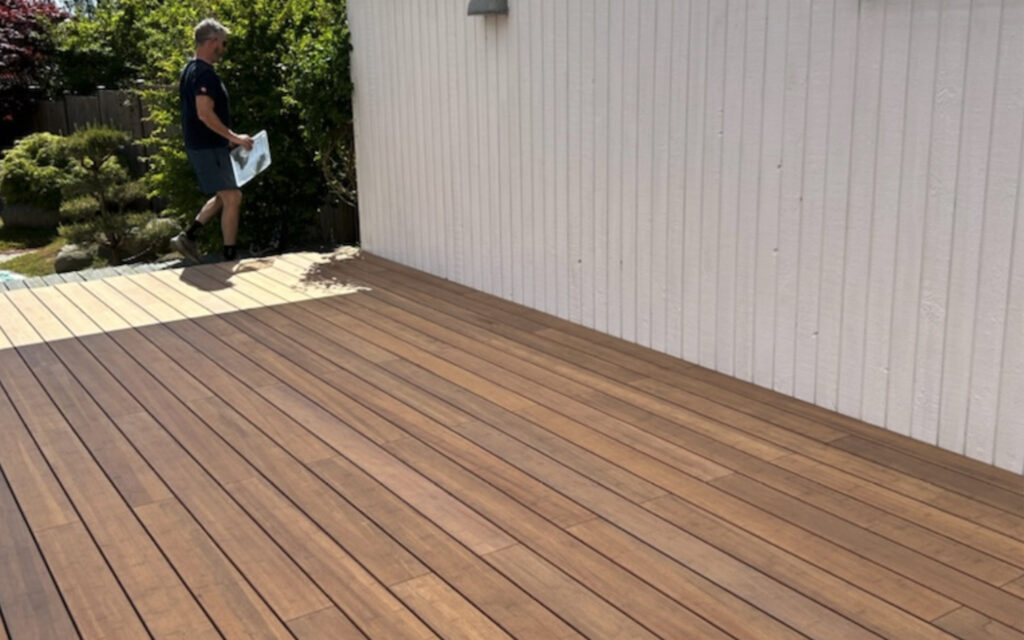 Nylagt terrasse i farven Røget Eg