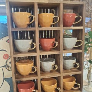 Reol til krus etc.. i akacietræ