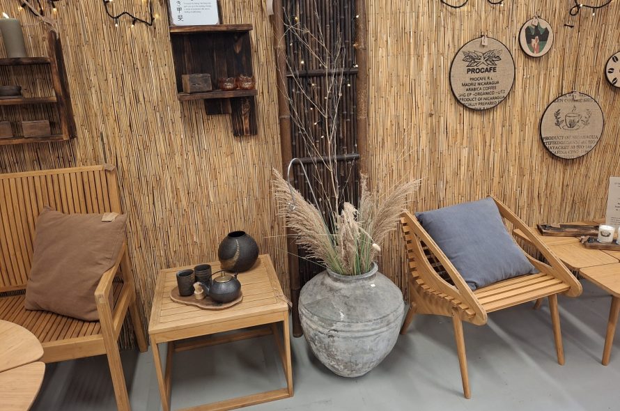 Bambusdanmark - et møbler op ad stråmåtte væg