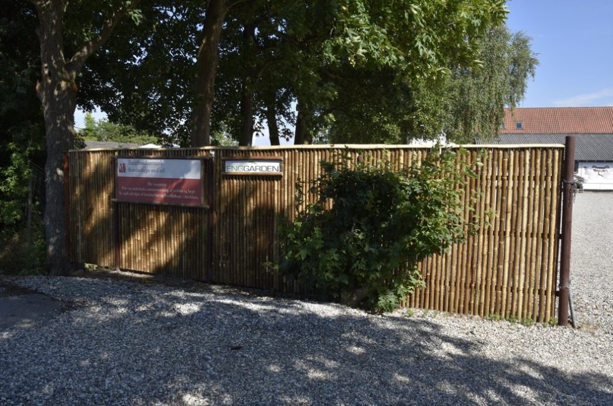 Mørkt hegn i stokke ø5