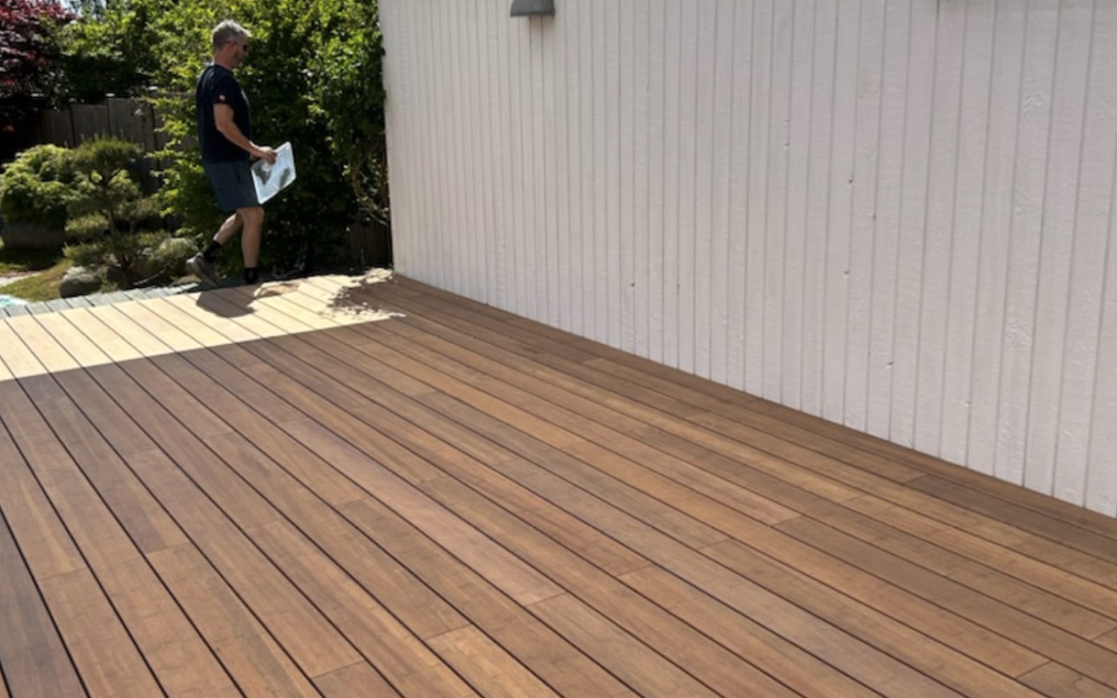 Nylagt terrasse i farven Røget Eg