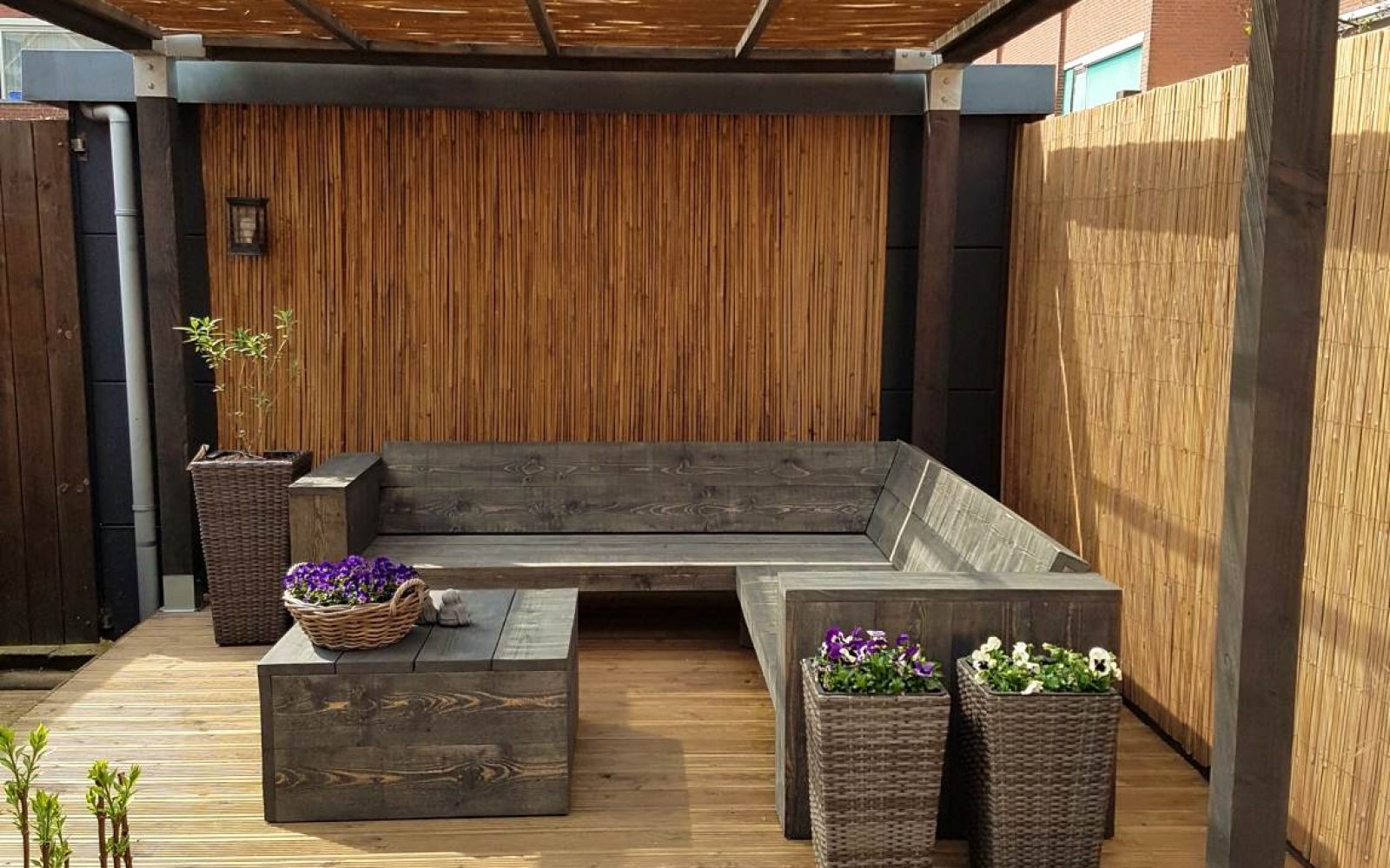 splitbambus til både væg og overdækning terrasse